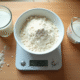 Balance de cuisine numérique pesant 150g de farine
