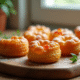 Cannelés croustillants avec morceaux de chorizo dorés sur une planche en bois