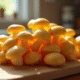 Champignons chanterelle frais sur planche en bois lumineux