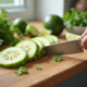 Jicama finement tranché sur un plan de travail moderne avec herbes et citron