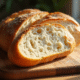 Pain artisanal tranché avec mie aérée et croûte dorée