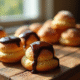 Profiteroles traditionnelles françaises sur une table en bois