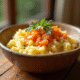 Plat de purée de carottes et pommes de terre dans un bol en céramique