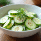 Salade de concombre et creme en bol blanc avec aneth