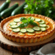 Tarte de courgettes fraîche sortie du four sur une table en bois