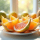 Tranches de starfruit fraîche sur une assiette blanche lumineuse