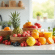 Variété de fruits frais dans des contenants sur un plan de travail